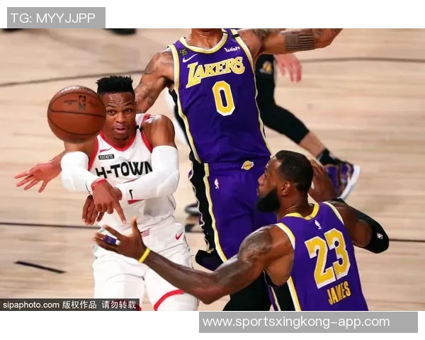 湖人专机顺利起飞前往芝加哥更换机场引发球迷热议